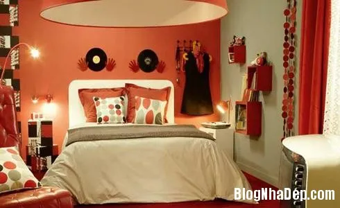Phòng ngủ ấn tượng với các bức tường trang trí