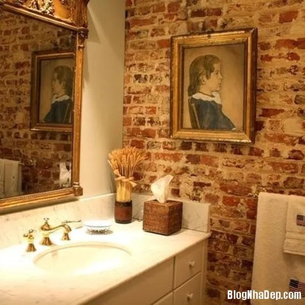 Phòng tắm mộc mạc với tường gạch