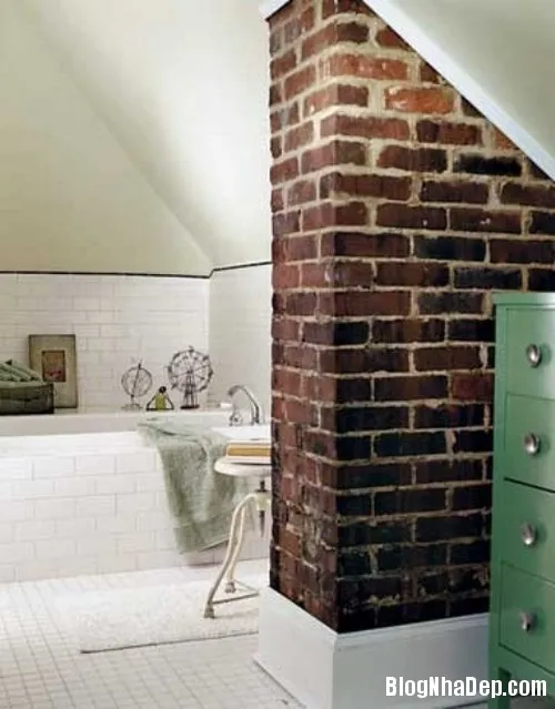Phòng tắm mộc mạc với tường gạch