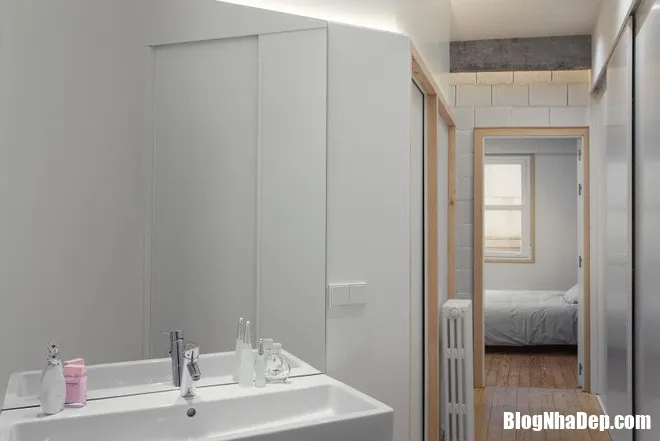 Sử dụng vách ngăn kính khung gỗ tăng cường ánh sáng cho căn hộ nhỏ